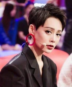 寧靜演員與寶藏小店的邂逅，小巷深處的表演與美食之旅