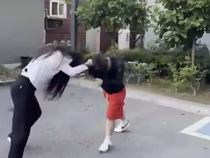 女生打架熱血瞬間大放送，不容錯過的更新！