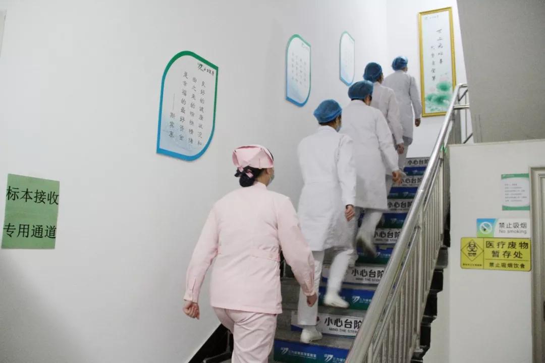 最新冠形病毒，小巷深處的獨(dú)特邂逅